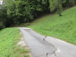 Cestišče na cesti Loka-Babna Gora se je posedlo za pol metra. 